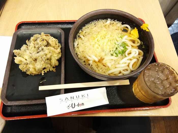 Gambaran pelbagai hidangan halal di Osaka termasuk udon, nasi tempura, wagyu, dan ramen.