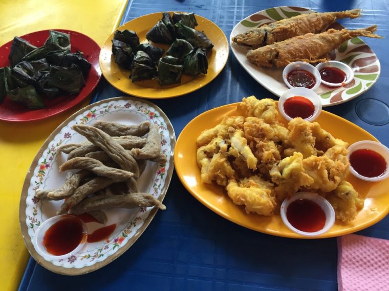 Satar dan otak-otak rangup di Warung Aziz Satar, Kemaman