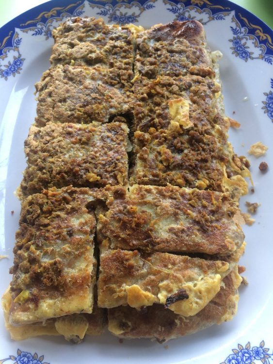 Pelbagai menu istimewa di tempat makan terbaik Segamat Johor seperti nasi berlauk dan murtabak.