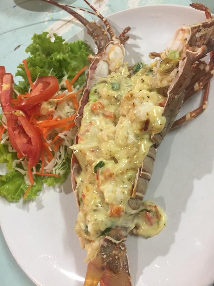 Pelbagai hidangan Thai halal seperti ayam padprik dan tom yum gung yang menyelerakan.