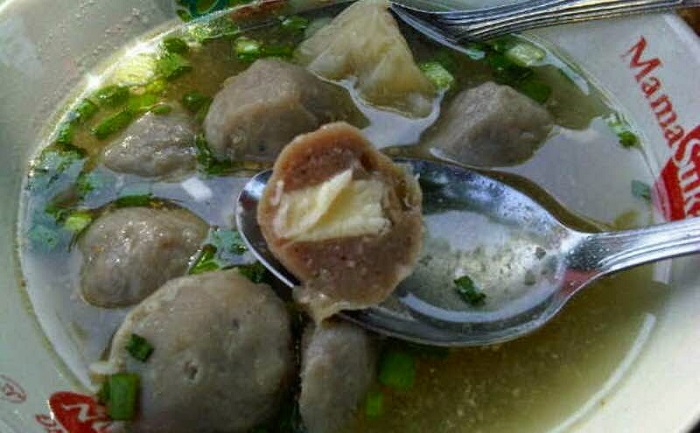 Mangkuk bakso dengan bebola daging, mee dan kuah sup yang sedap