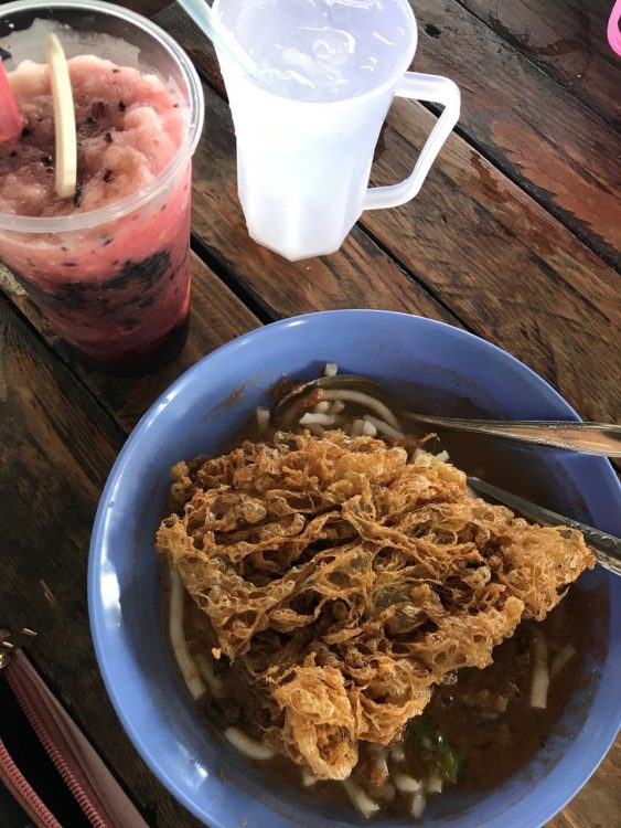 Laksa telur sarang di Laksa Pokok Limau, Kuala Kangsar.