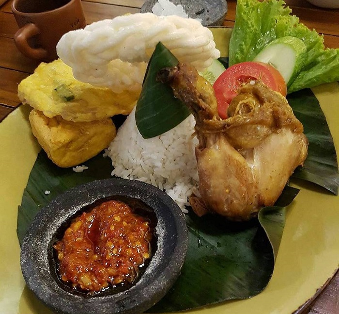 Pelbagai hidangan sedap di restoran dan kafe halal di Bandung seperti ayam bakar, sate dan nasi padang.