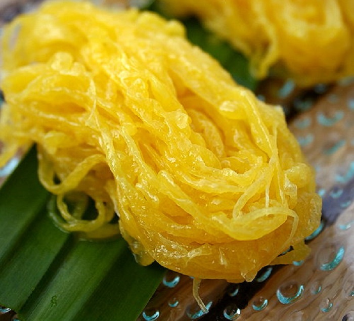 Pelbagai makanan tradisional Kelantan seperti Nasi Kerabu dan kuih tradisional