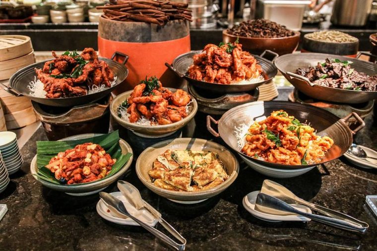 Sajian buffet Ramadhan pelbagai menu tradisional dan moden di hotel Kuala Lumpur.