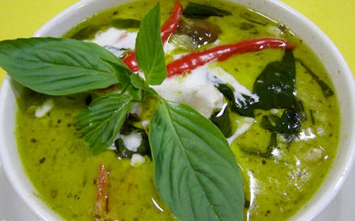 Hidangan tradisional Thailand seperti Tom Yam yang pedas dan menyelerakan.