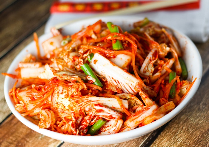 Pelbagai jenis makanan tradisional Korea seperti kimchi dan bulgogi.