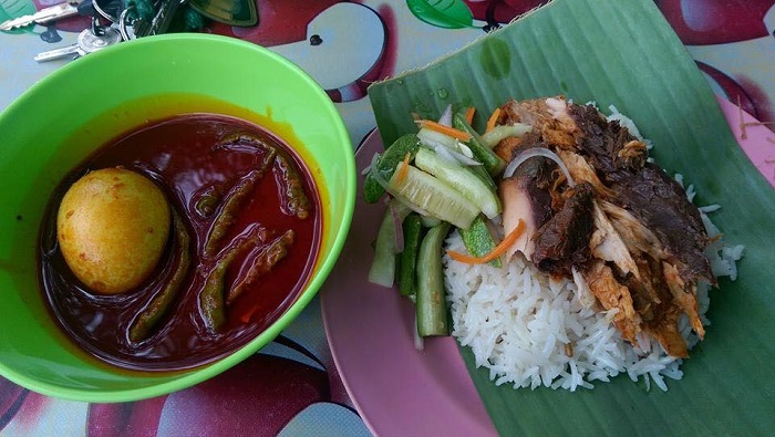 Nasi Dagang Gulai Tongkol, hidangan tradisional Terengganu yang dibungkus dalam daun pisang.