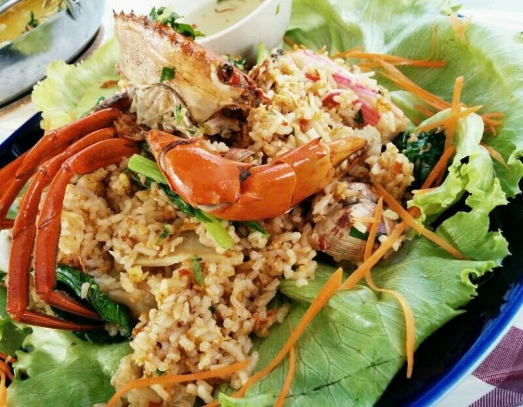 Pelbagai hidangan makanan Indonesia dan tempatan di restoran terbaik di Miri