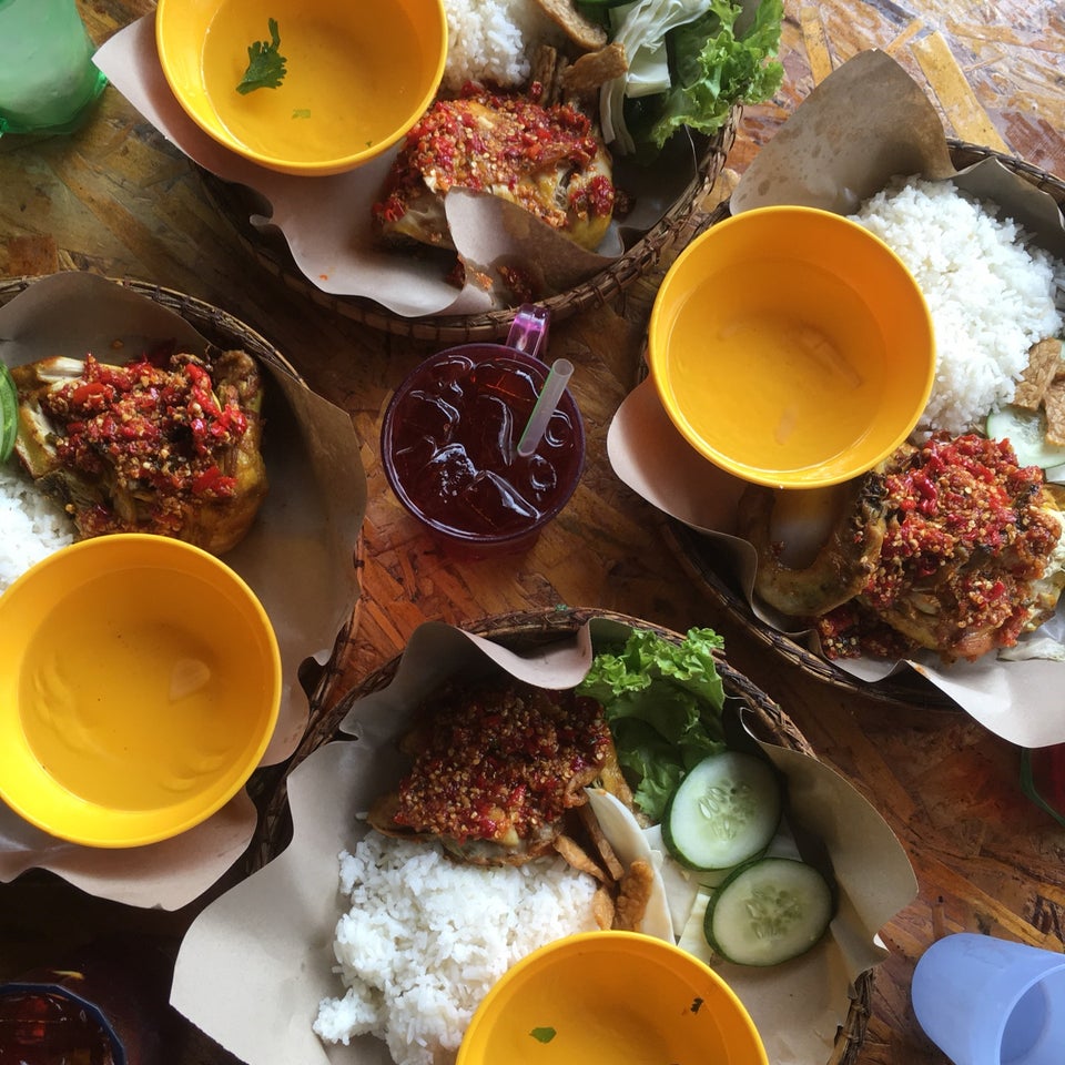 Pelbagai tempat makan menarik di Kuala Terengganu seperti nasi dagang dan ikan celup tepung.