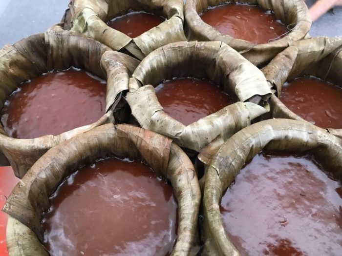 Kuih bakul tradisional Cina yang berwarna perang dan kenyal.