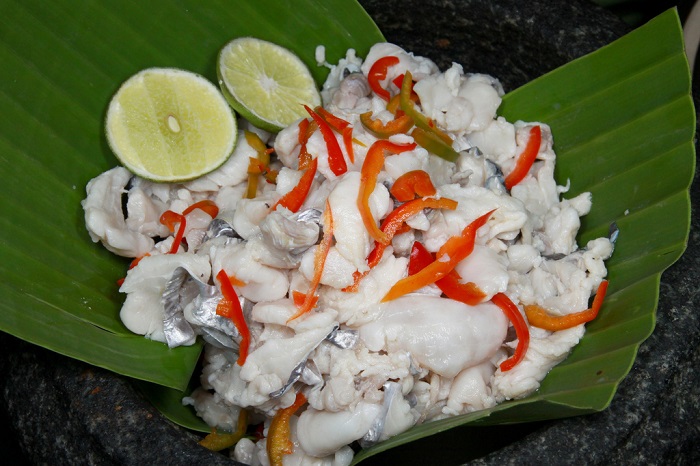 Hidangan ikan mentah umai, makanan tradisional masyarakat Iban di Sarawak.