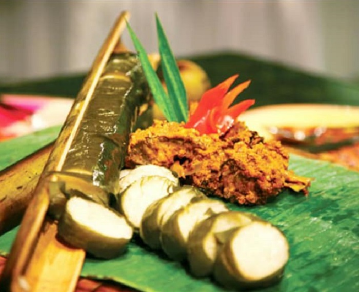 Pelbagai menu hari raya popular di Malaysia seperti lemang dan ketupat.
