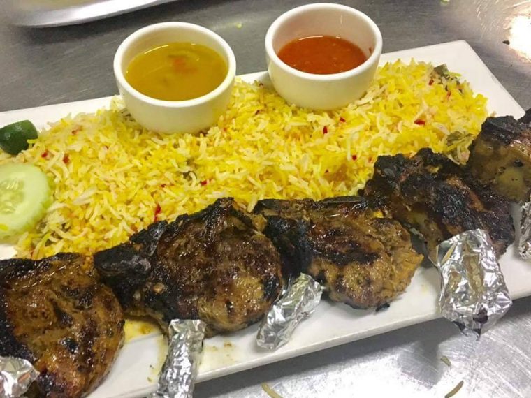 Shislik lambchop kebab dengan nasi mandy di Al Hayfa