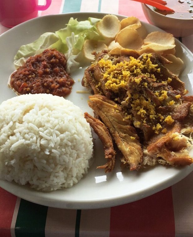 Ayam penyet di Restoran Bibik