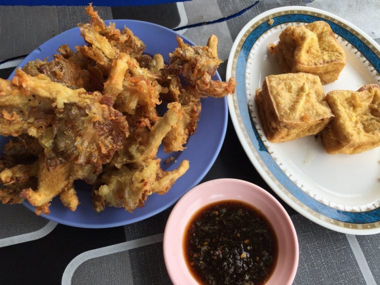 Cendawan goreng di Usop Sonto Corner