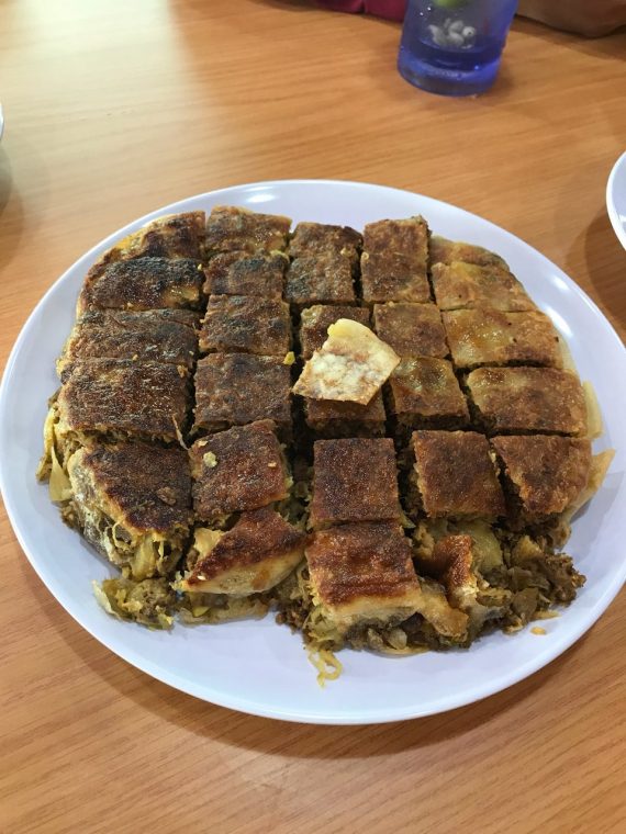 Pelbagai hidangan menarik di restoran sekitar Jerantut Pahang termasuk murtabak dan pizza.