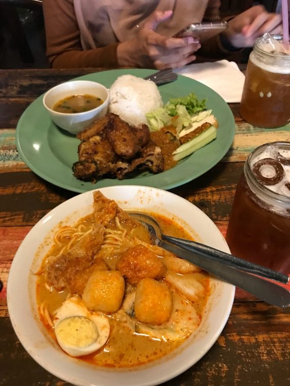 Nasi ayam penyet dengan tempe dan tauhu goreng di Restoran Ateh Corner Skudai.