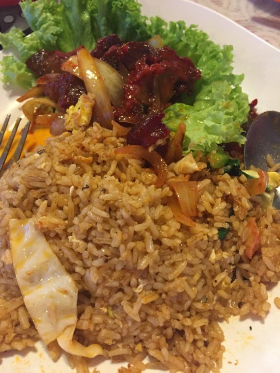 Nasi goreng daging merah di Pak Hussin Tomyam