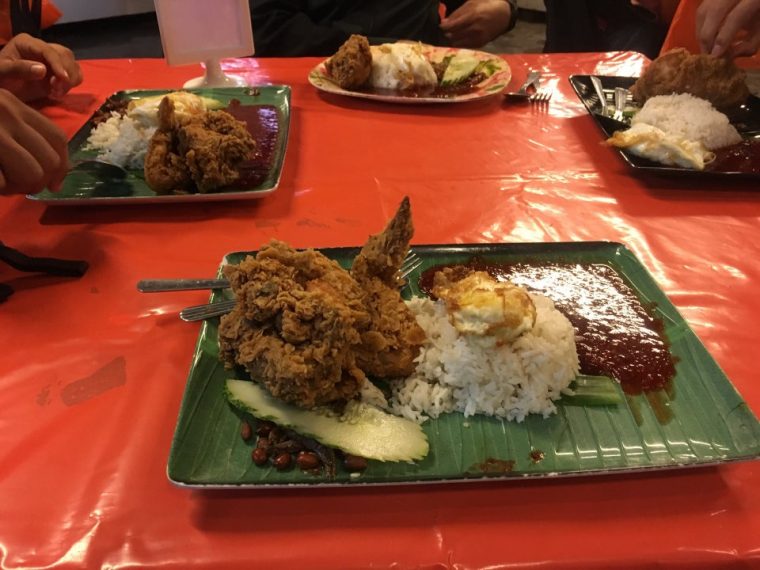 Nasi lemak ayam goreng dari Uncle Lanz