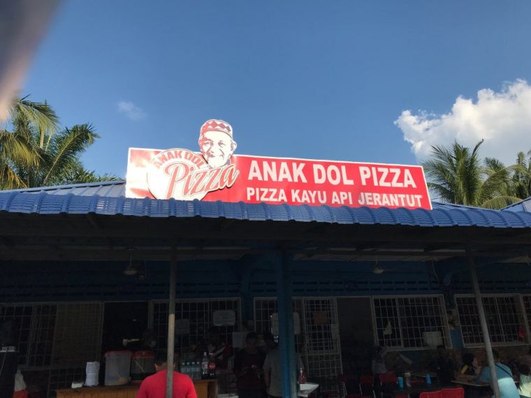 Pizza kayu api dari Anak Dol