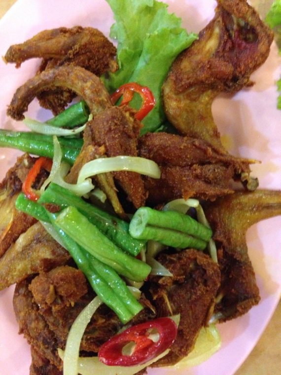 Puyuh goreng kunyit di Restoran Che Mek