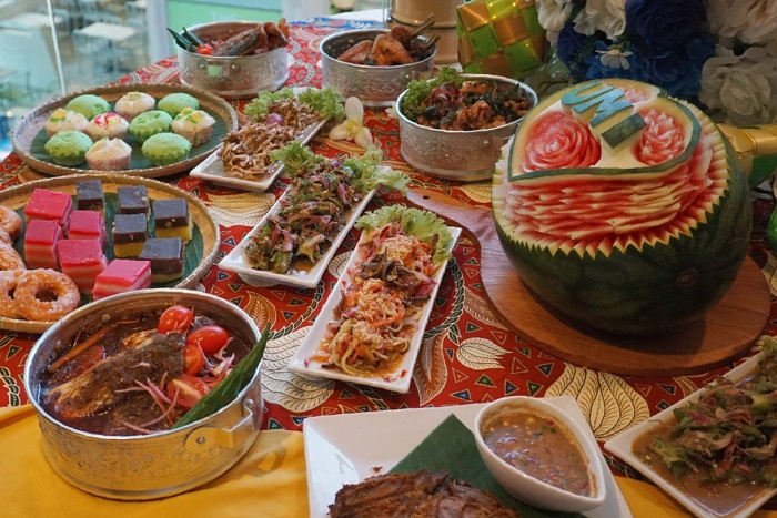 Pelbagai makanan tradisional Malaysia yang popular seperti nasi lemak dan asam laksa