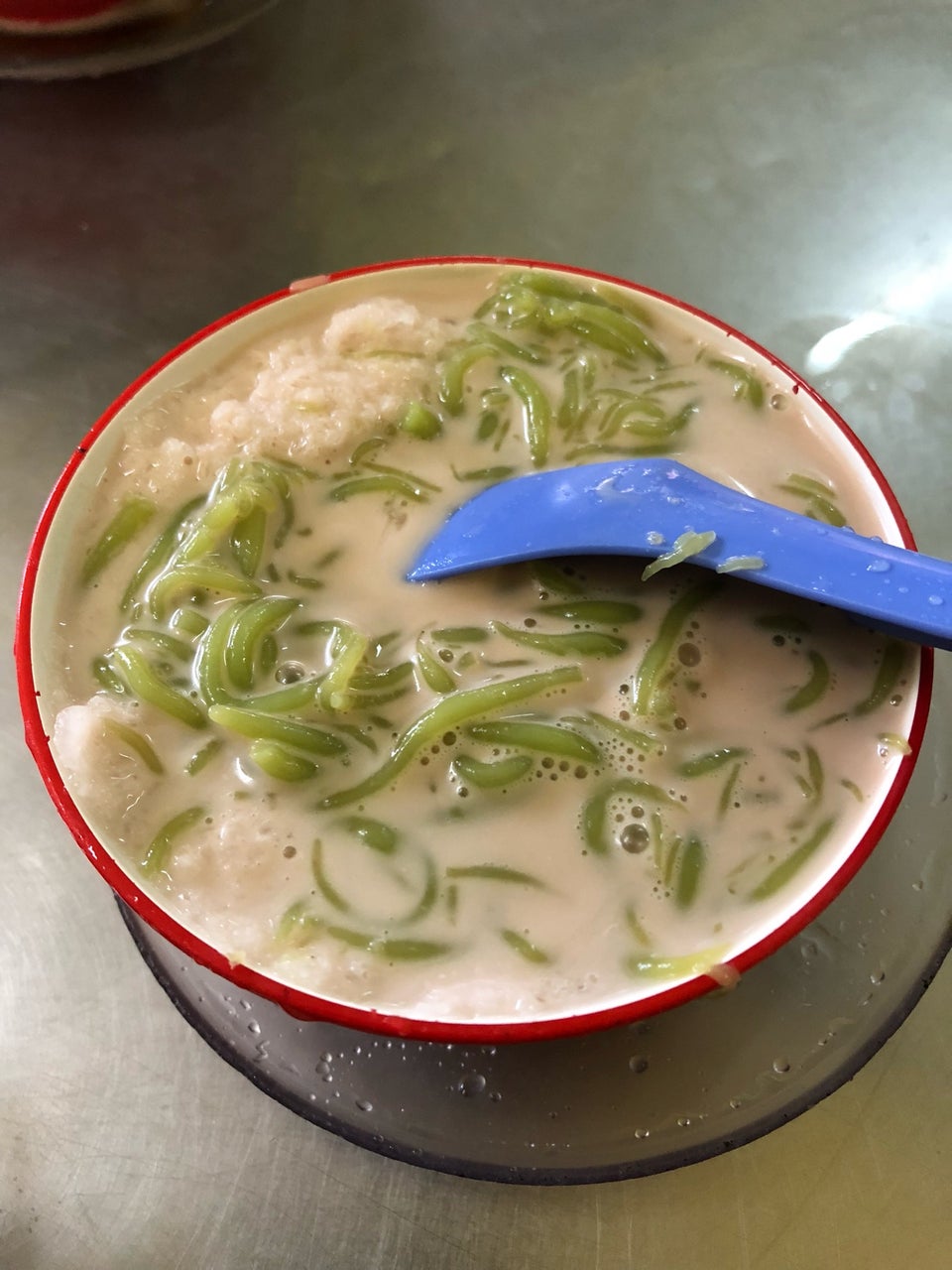 Semangkuk cendol pulut berkrim dengan gula melaka di Ansari Famous Cendol Taiping.