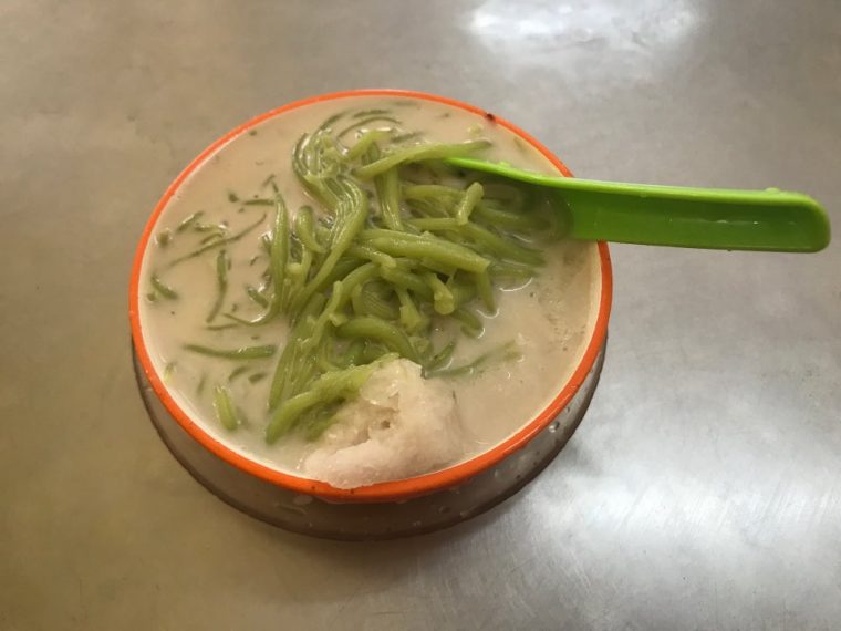 Mangkuk cendol pulut dengan santan, gula merah dan pulut