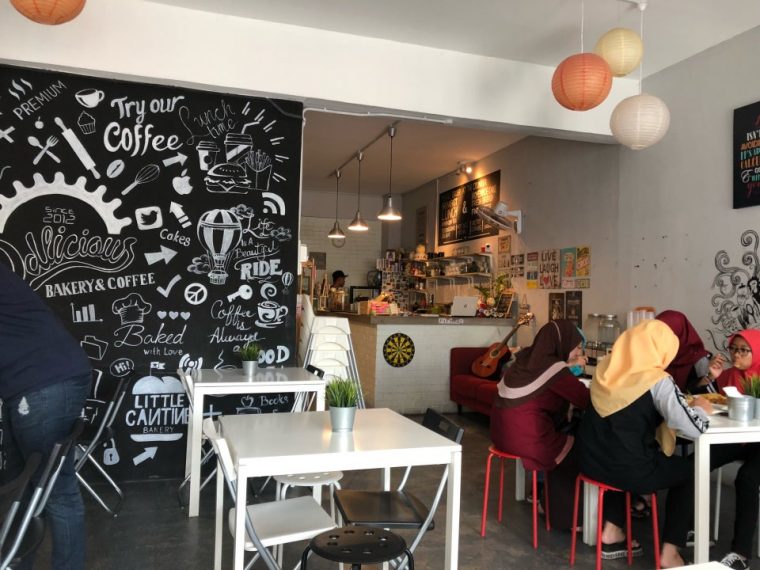 Dekorasi dalaman Ddlicious Bakery & Coffee