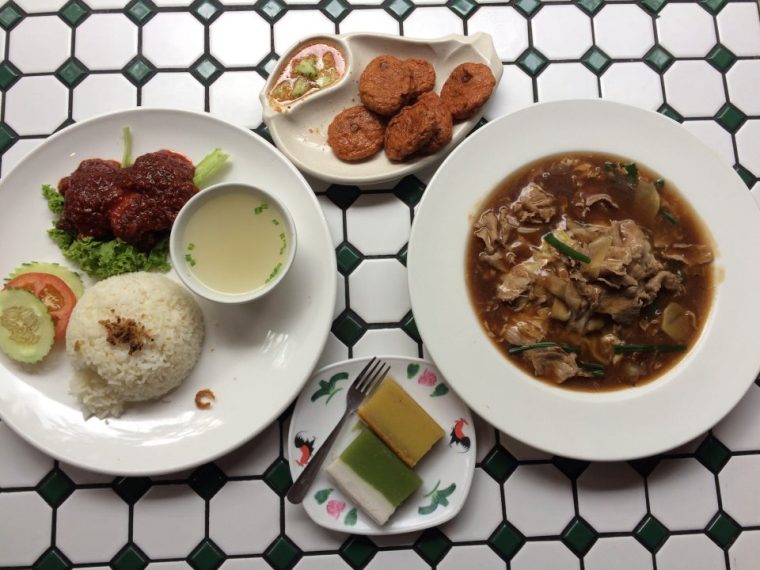 Sudut restoran Sedap Corner dengan dekorasi moden dan suasana santai.