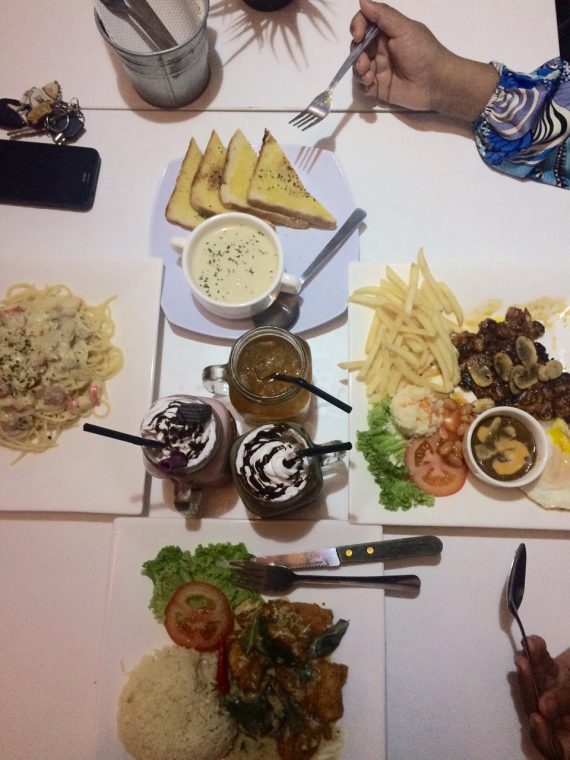 Hidangan dan minuman di Ddlicious Bakery & Coffee