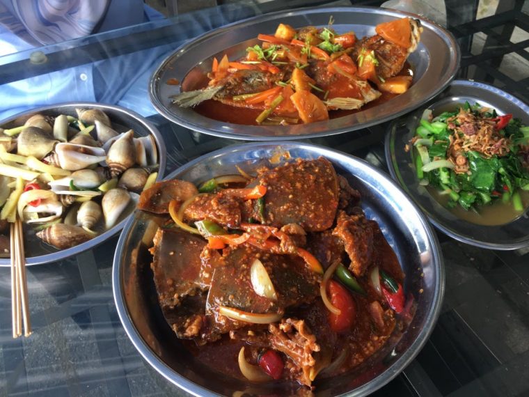 Pelbagai hidangan makanan laut seperti udang nestum dan belangkas asam pedas di restoran Kota Tinggi.