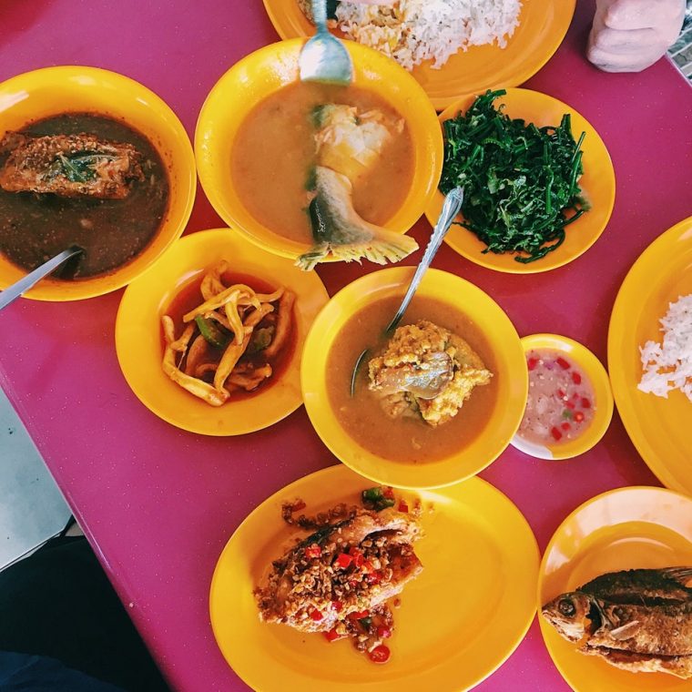 Suasana makan di Z & Z Mak Anjang