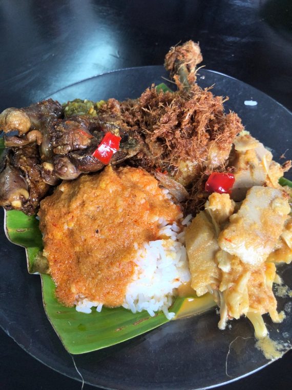 Pelbagai hidangan tempatan dan barat di restoran-restoran terbaik Kampung Baru Kuala Lumpur.