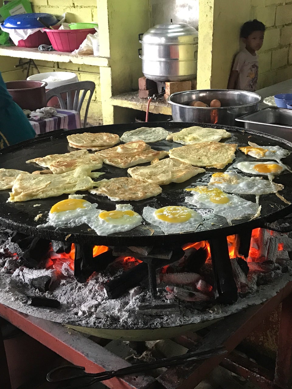 Roti Canai Kayu Arang Melaka yang dimasak menggunakan dapur arang