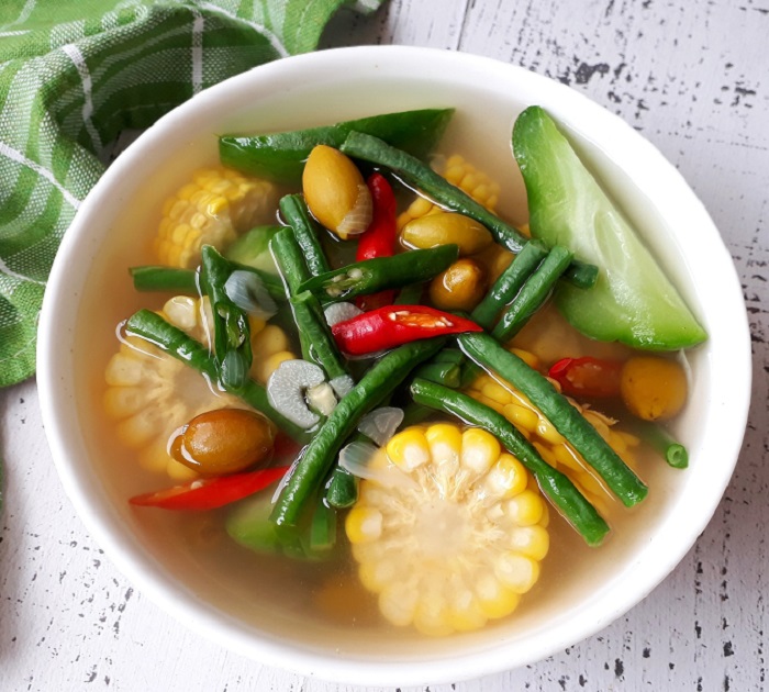 Pelbagai makanan tradisional Indonesia seperti nasi padang dan sate