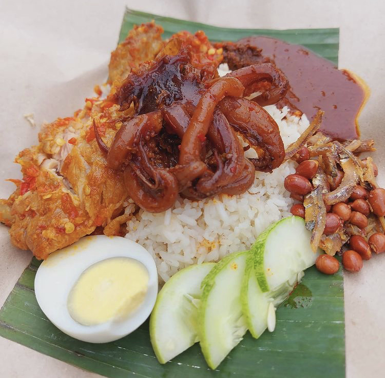 Nasi lemak di Alor Corner dengan lauk pilihan