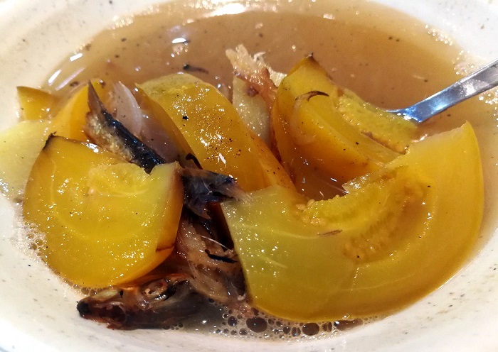 Asam Siok, beras dimasak bersama ayam di dalam buluh, makanan tradisional Bidayuh.