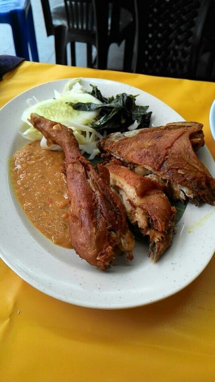 Hidangan Ayam Penyet rangup bersama ulam dan sambal hijau di Restoran Ayam Penyet Bukit Lanchong.