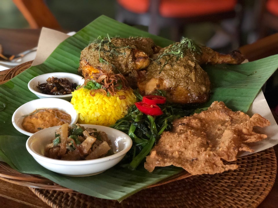 Hidangan nasi campur dengan pelbagai lauk pauk seperti sotong goreng dan udang bakar di Bumbu Bali Puchong.