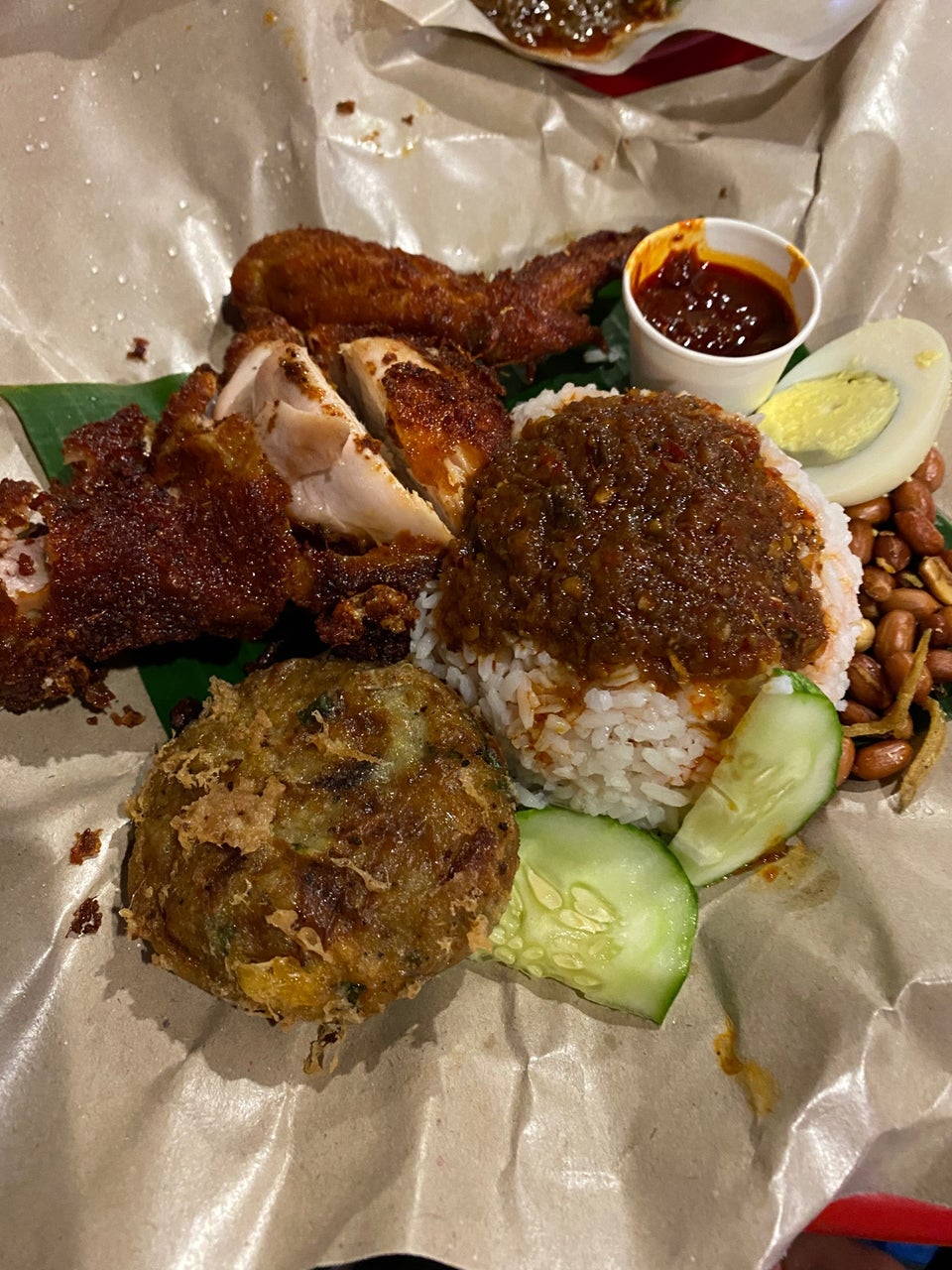 Aneka hidangan nasi lemak dengan lauk sambal sotong dan ayam goreng yang sedap