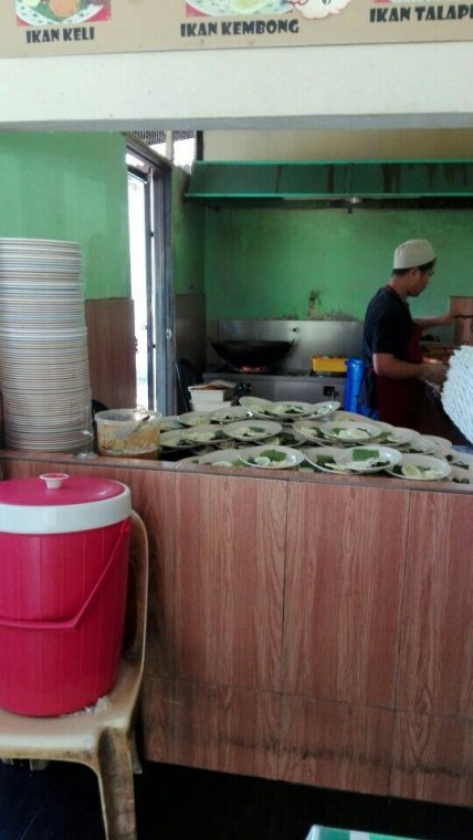 pekerja ayam penyet bukit lanchong