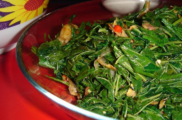 Pucuk ubi kayu goreng masakan tradisional Bidayuh