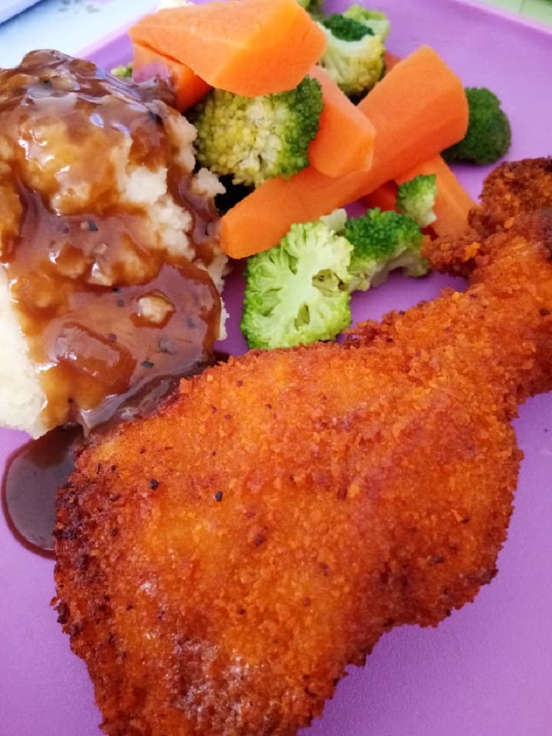 Gambar hidangan chicken chop rangup bersama mashed potato dan sos blackpepper.