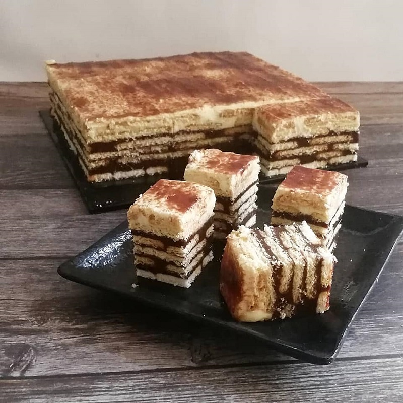 Potongan kek batik chocolate cheese berlapis dengan rupa yang menarik dan lazat.