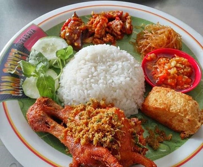 Gambar pelbagai hidangan tempat makan best di Yogyakarta seperti ayam penyet dan gudeg