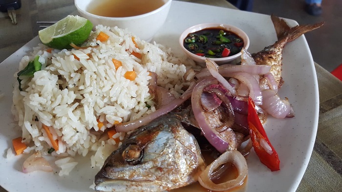 Nasi Goreng Ikan Rebus
