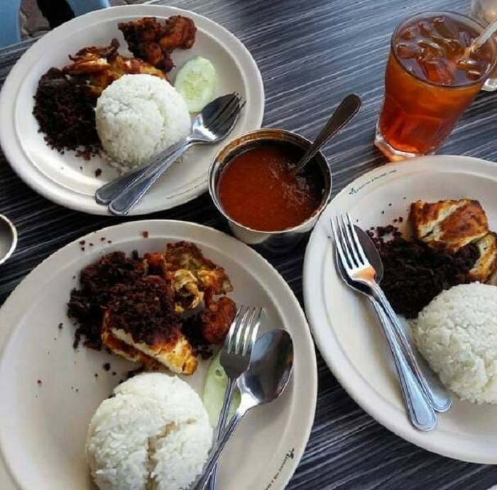 Nasi Lemak Ayam Godam