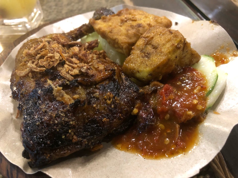 Gambar pelbagai menu sedap di tempat makan di Sibu seperti ayam penyet dan mi kampua